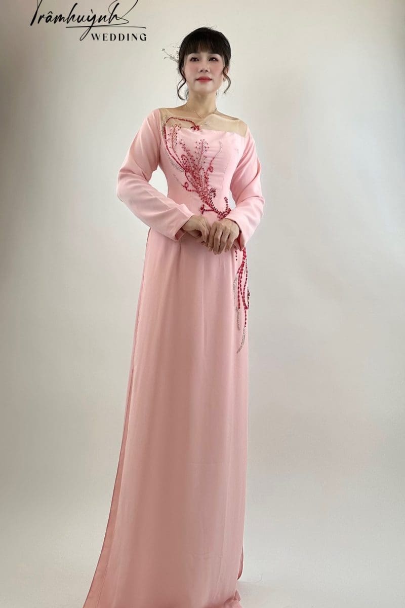ao dai ba sui mau hong co ngang 1