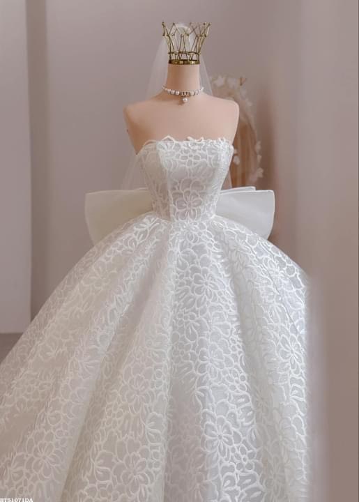Váy cưới cúp ngực trắng