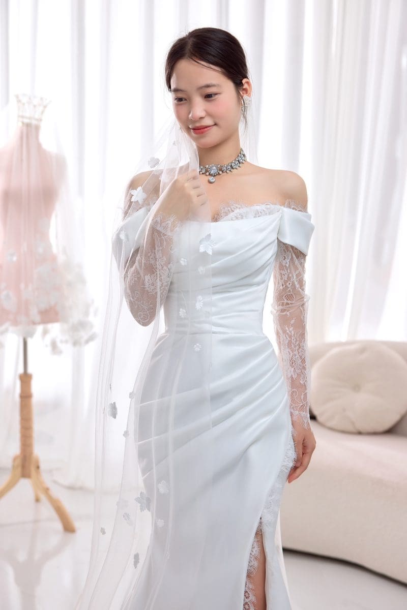 Váy cưới trắng xẻ tà 1