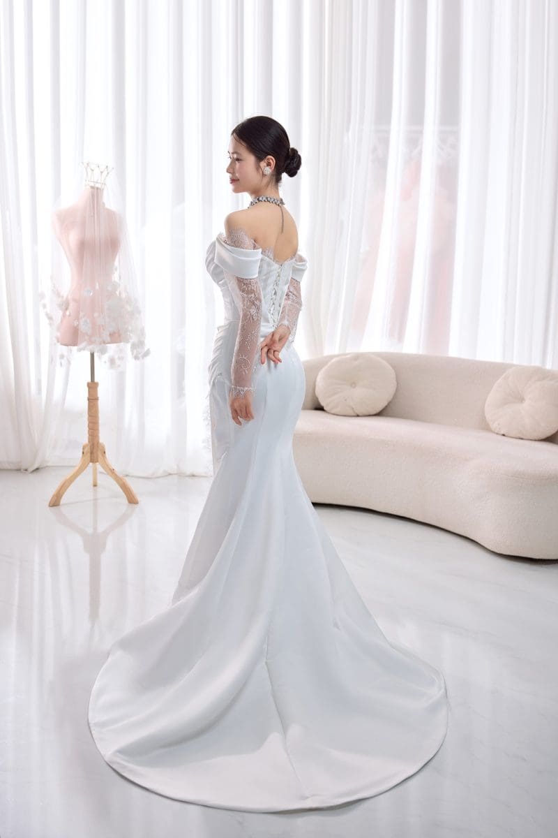 Váy cưới trắng xẻ tà 3