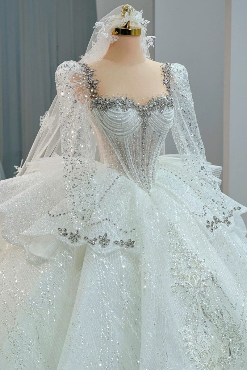 Váy cưới tay dài đính đá